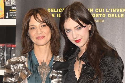 Il Love Fest di Asia Argento: Un tuffo nel caos glamour e nella musica indie!