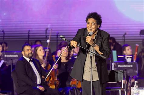 Il Desert Nights Concert: Una Sinfonia Egizia con l'Inimitable Mohamed Mounir!